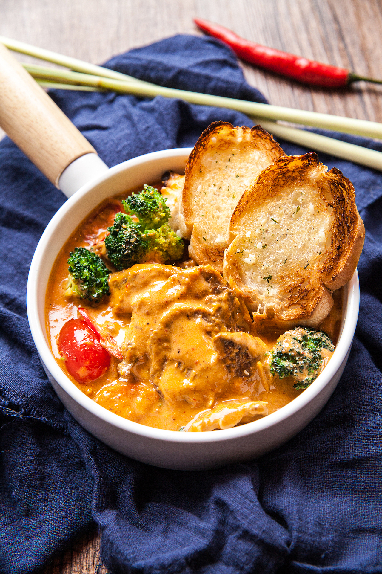 红咖喱牛肉配法棍