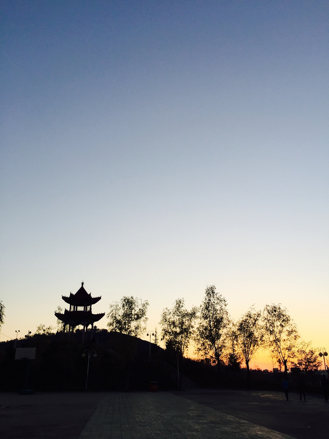 暮色中山顶的亭子