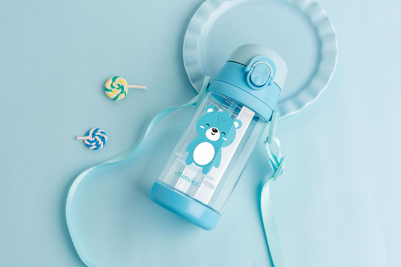 儿童塑料杯SKU场景修图 颜色比较丰富鲜艳