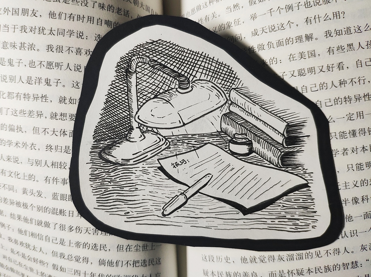手绘黑白书签,上高三的时候经常会想反抗当时的环境,所以会不务正业画