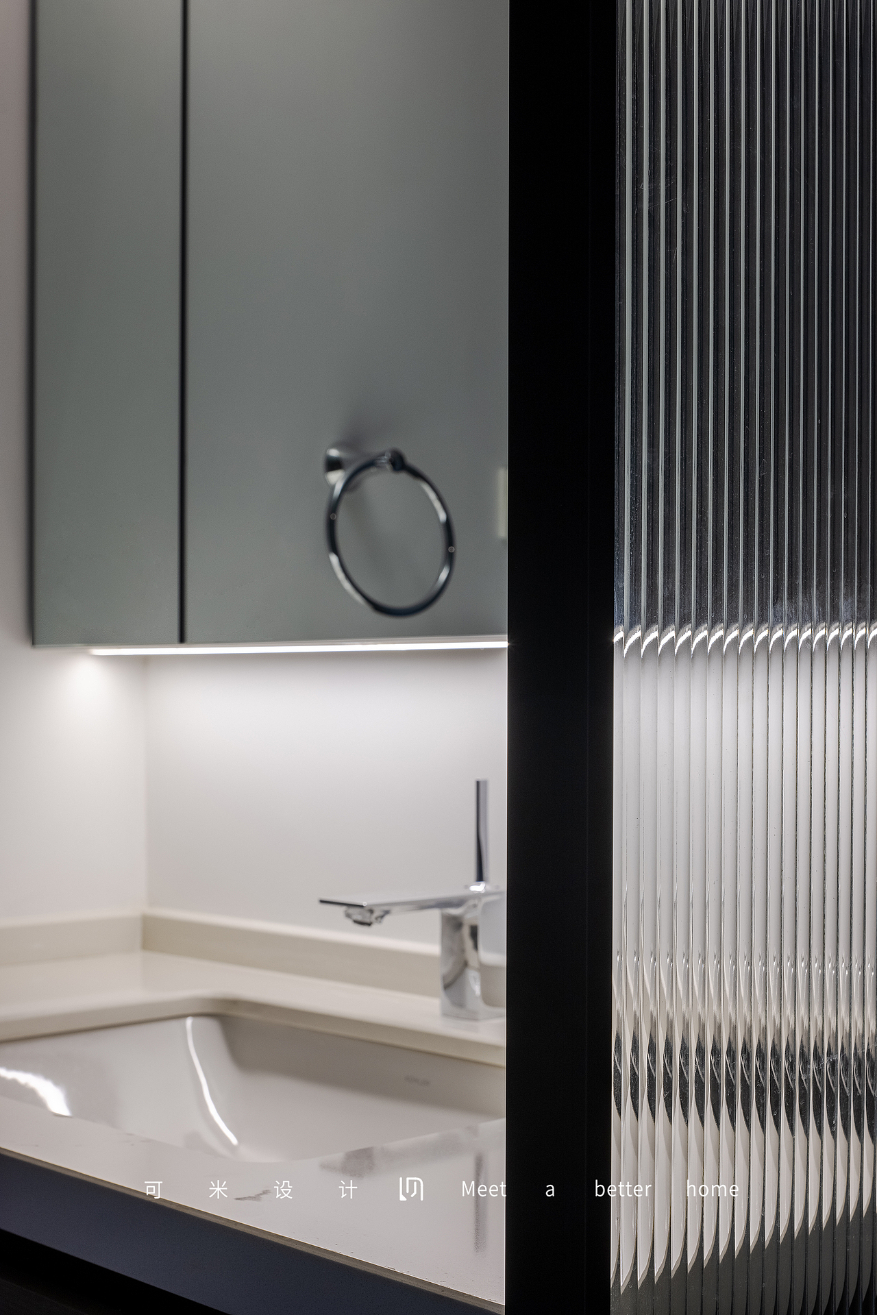 主卫的洗漱区放在了卫生间门外,洗漱更加方便;墙上定制了一款镜柜,增加收纳的同时又可保证洗漱台的干净整洁。与主卧过道之间安装了长虹玻璃的隔断,颇有一种“犹抱琵琶半遮面”的韵味,为空间带来轻盈的质感。