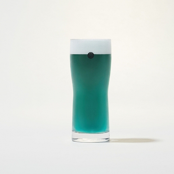 30 世代,與過去有著全然不同價值觀的千禧一代。帶點成熟大人味卻又蘊含活力的藍色是 30 世代精釀啤酒的顏色;30 世代的啤酒具熱帶椰子與啤酒花香氣,還有檸檬皮的酸度揉合啤酒花的苦味,就像剛邁入 30 歲沒多久的大人一樣,有著百感交織的酸苦滋味。