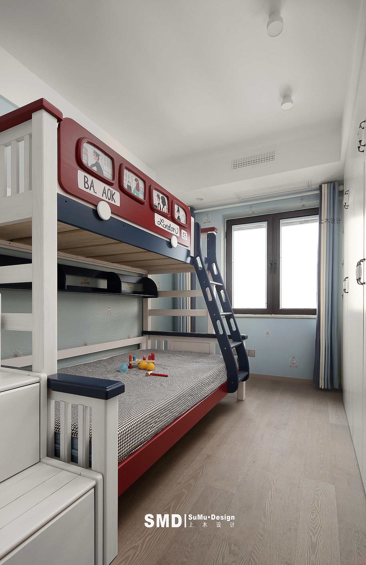 儿童房的高低床采用了高饱和度的,五彩缤纷的色彩,很亮眼.