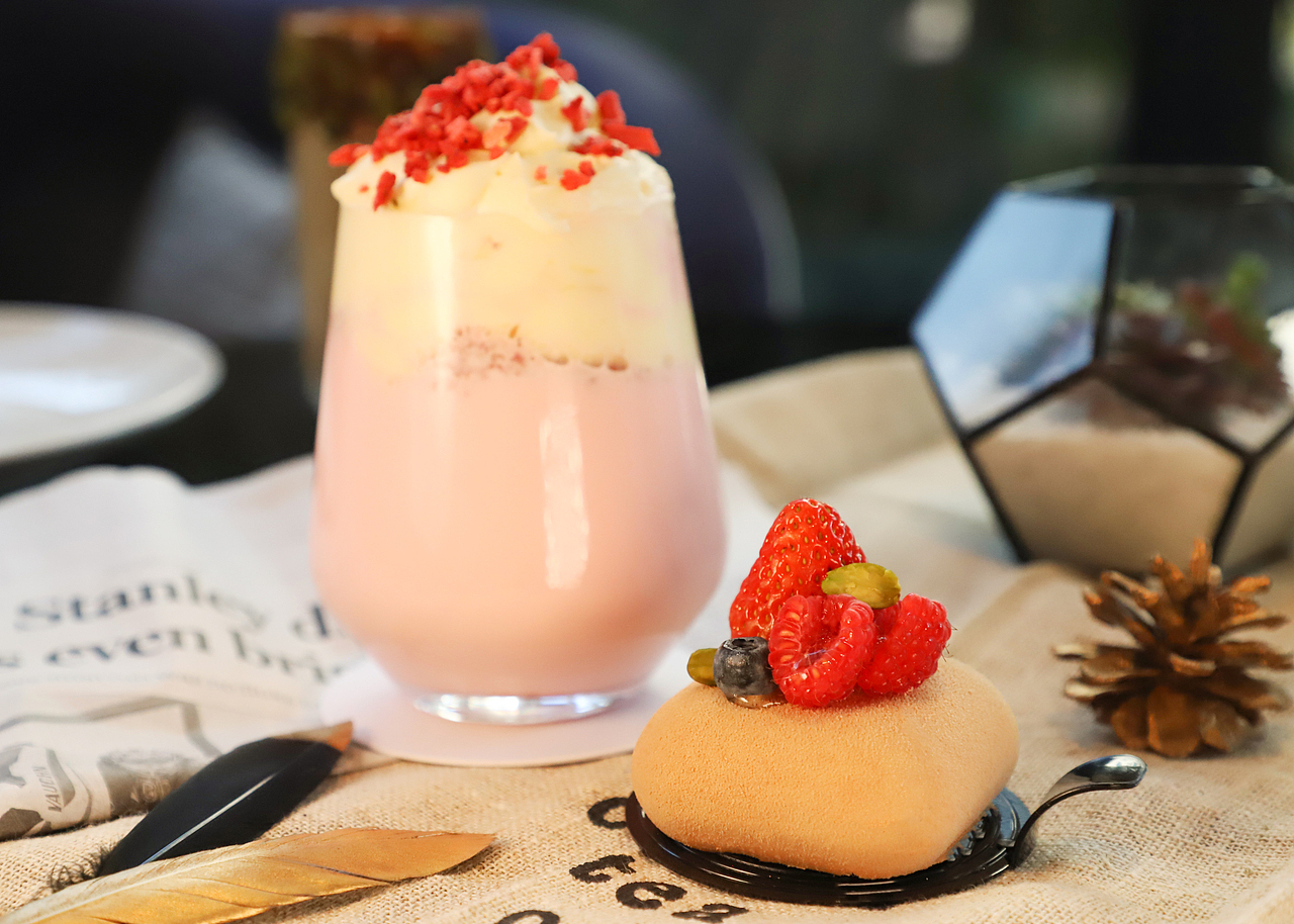 草莓奶昔配草莓抱枕慕斯蛋糕