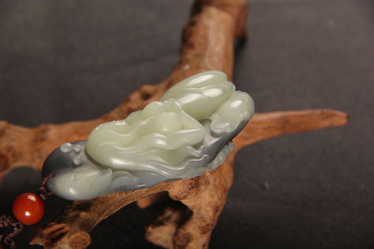 新疆和田玉青花籽料出水芙蓉挂件图（图ZMTUwNjA5ODQ0） - 产品摄影 - 站酷设计师京东载玉而归原创素材 - 站酷ZCOOL