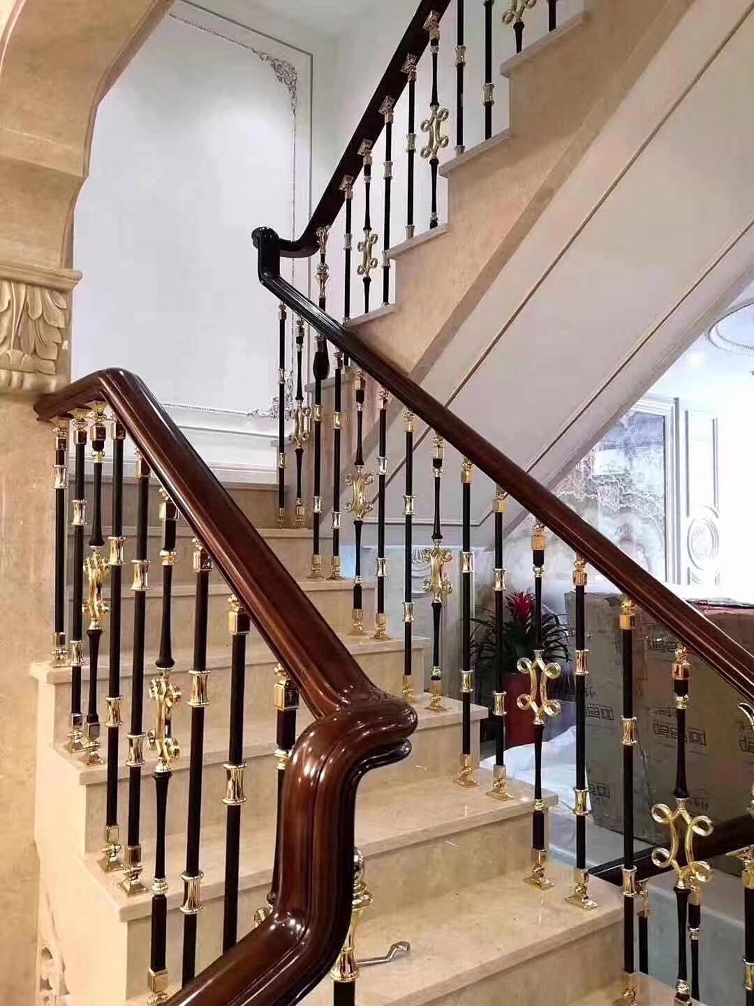 豪华旗舰版铝艺单支楼梯立柱安装效果图