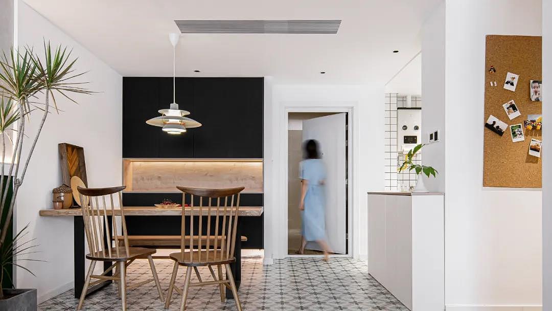 年轻夫妻的90㎡三居室,半开放式厨房、衣帽间、地台床