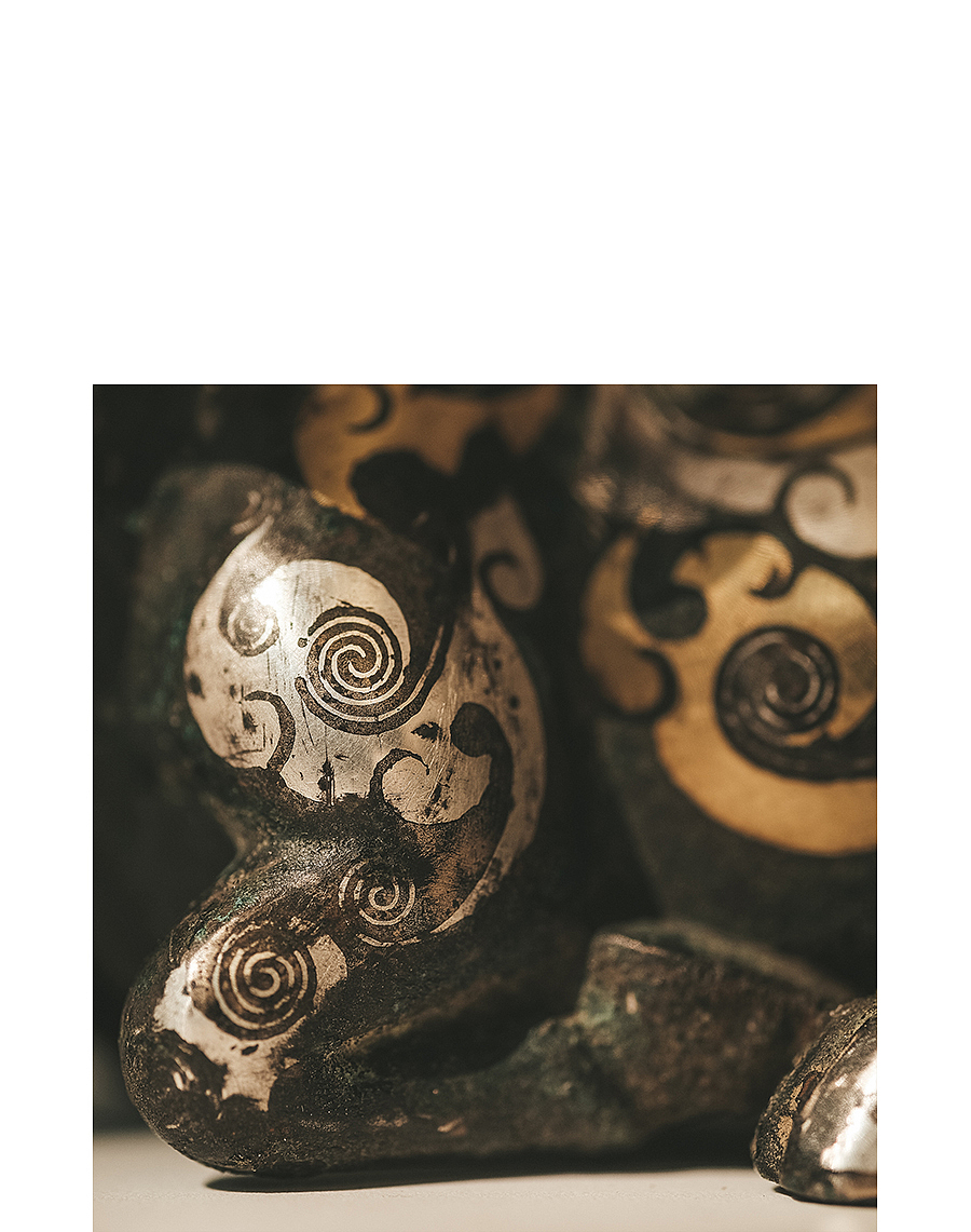 金银错本身是一种装饰工艺,为了追求装饰美,铭文从此发生了变化,铭文的位置,从器内移于器表,并刻意进行经营。金错铭文一般使用各种美术字,其中用得最多的,是吴越鸟虫书。