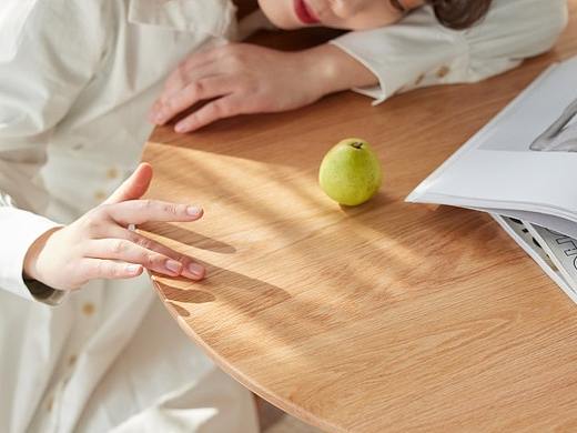 家具拍摄/原木与阳光下的茶几