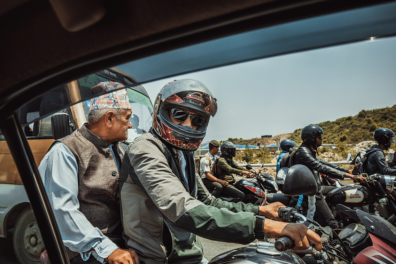 摩托车是这里主要的交通工具。司机告诉我说,这里税收较高,即使买辆摩托车也并不是件轻易的事情。