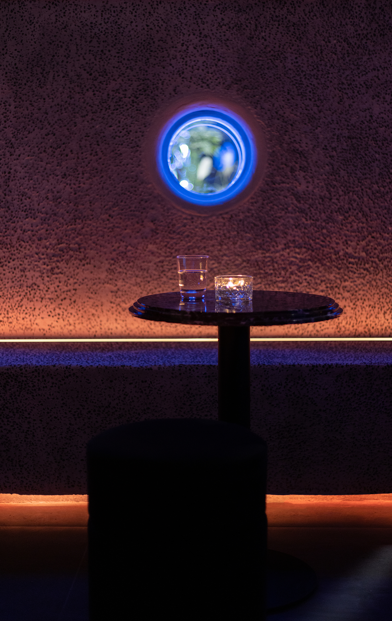 有机形态的天花，表面平整细腻，秩序规整的座位区墙面却斑驳粗粝；通亮的发光酒架，醒目的不是商品而是载体；本应光洁平整的不锈钢却被裁成条状错落拼接...
我们始终认为,常规与反常规、秩序与失序，所构成的动态平衡，才是空间的乐趣所在。