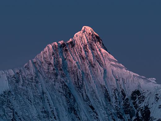 阳光照在白雪皑皑的梅里雪山