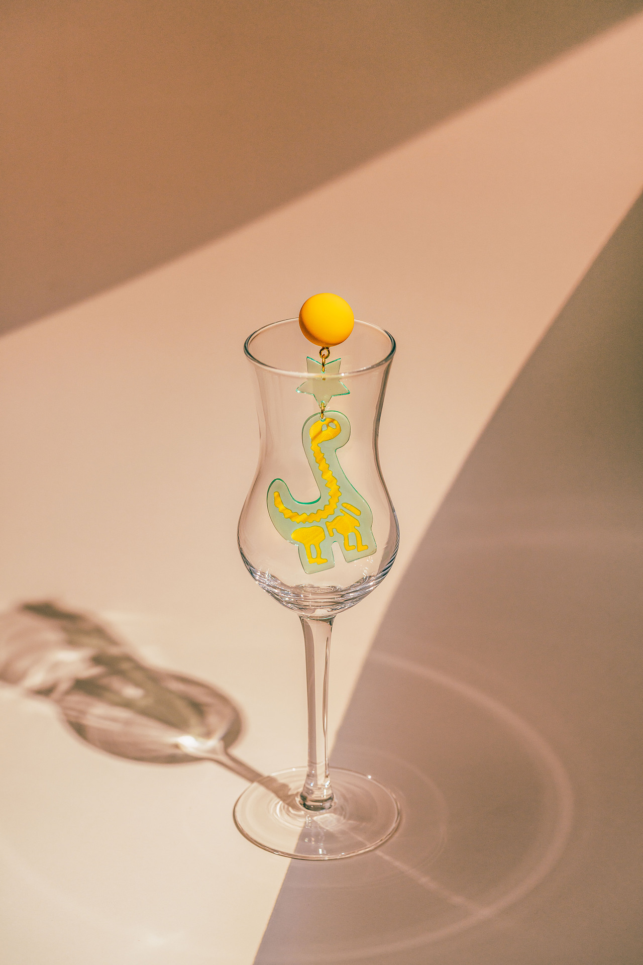 产品摄影 | 彩色亚克力恐龙耳环