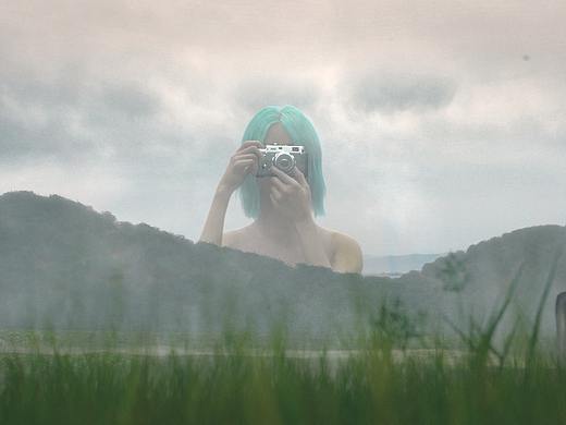 “当你的光曝在我的身上，重逢就是一间暗室”