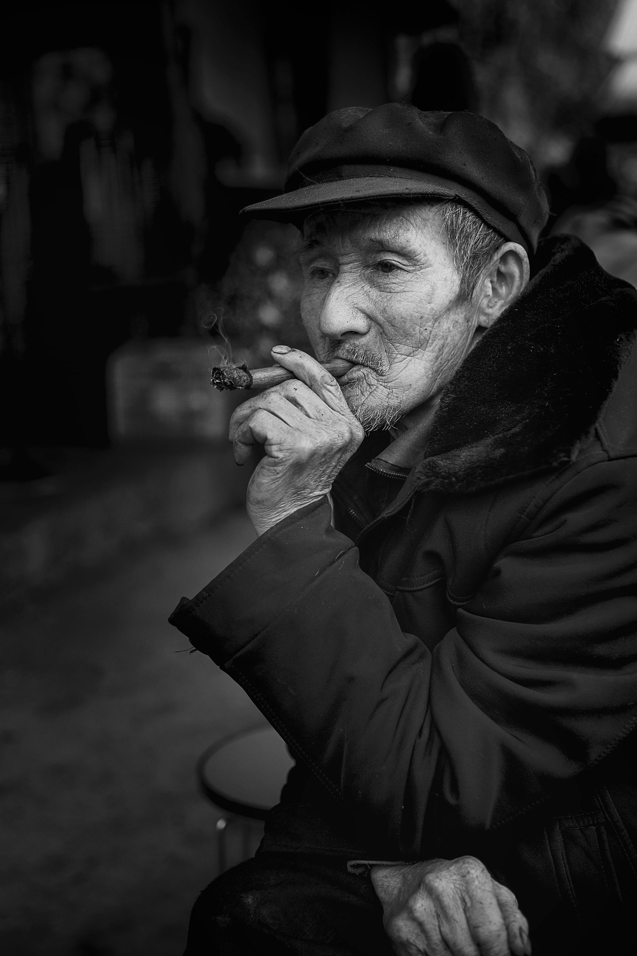 老男人抽烟的伤感图片图片