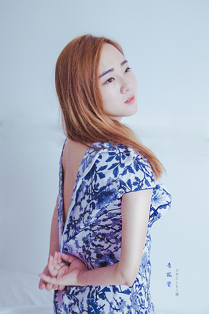 轻私房《青花瓷》。人若为瓷，衣着青花。（图ZNTY1OTU0NDQ=） - 人像摄影 - 站酷设计师嘿摄幽默原创素材 - 站酷ZCOOL