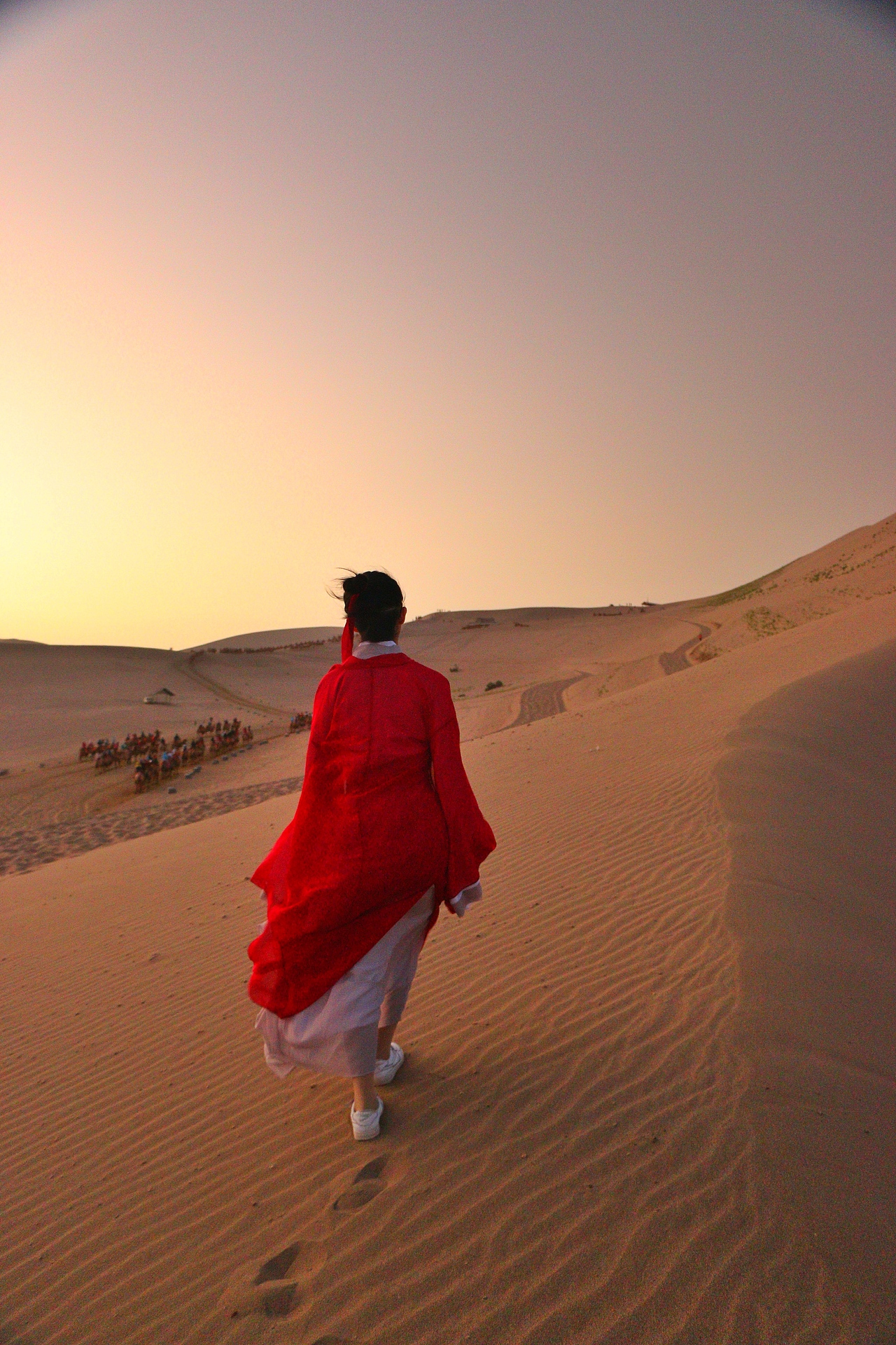 沙漠|摄影|人像摄影|走在路上的小白_原创作品-站酷zcool