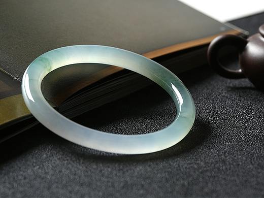 聚翠光廊——冰种飘花    圆条手镯