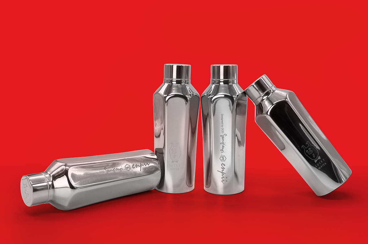 1.荣获日本G-MARK设计大奖的HEXAGONAL保温杯<br><br>简约而不简单的包装,六角的独特设计,获得唯一国家外观专利,瓶身局部内凹增加运动时的握力,不易滑落,让华人女性也能轻易握住,工艺极致的六角手工抛光,增强了手感体验,可谓匠心独具。搭配孙佳艺设计的 Mr. Lucky 猪猪形象 logo,更显得时尚可爱。