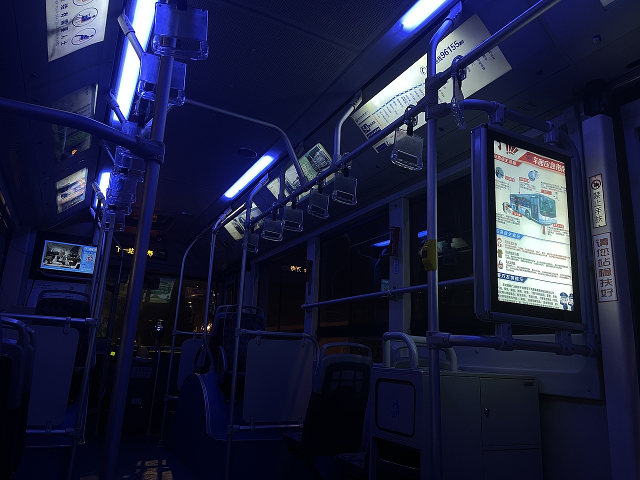 雨天 公交 夜晚（图ZMjY2MzkxMzU2） - 风光摄影 - 站酷设计师崂山盗圣原创素材 - 站酷ZCOOL