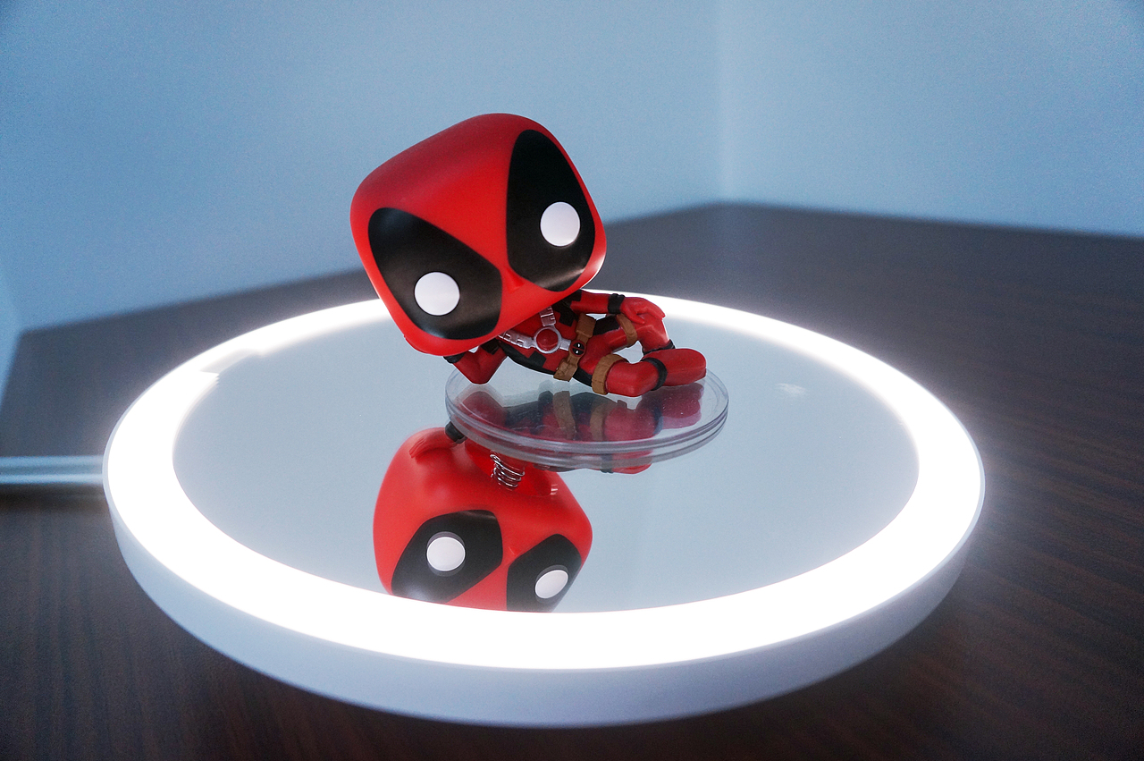 而且它有三种灯光调节，提供不同的色温与亮度选择：
1 日常化妆模式（暖白中亮） <br>2 细节彩妆模式（正白高亮） <br>3 约会预览模式（暖黄中低亮）