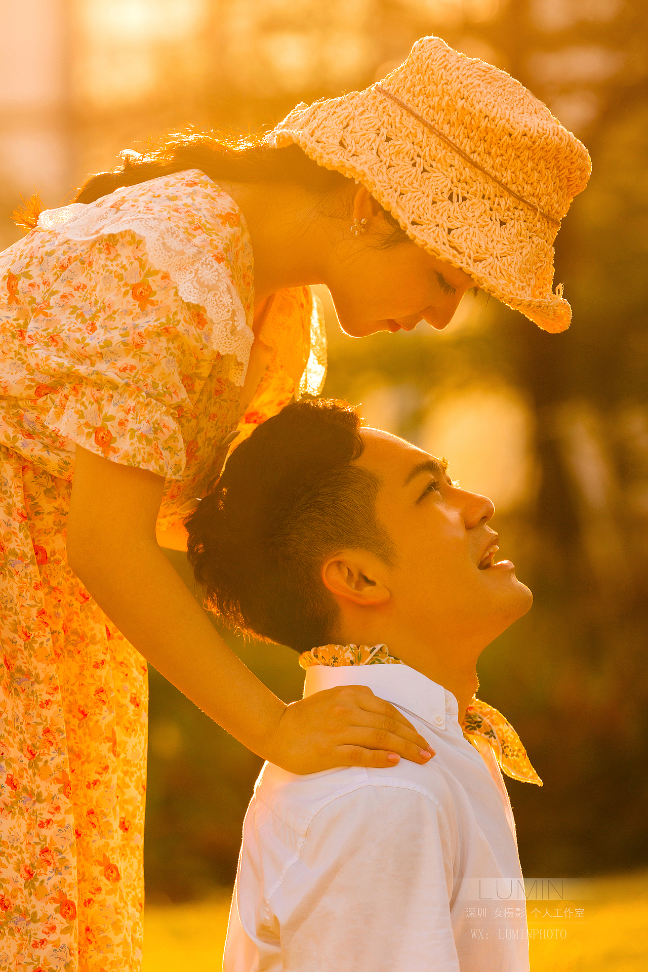 情侣写真 复古 阳光 草地 夕阳 暖色调 情侣照拍摄 春