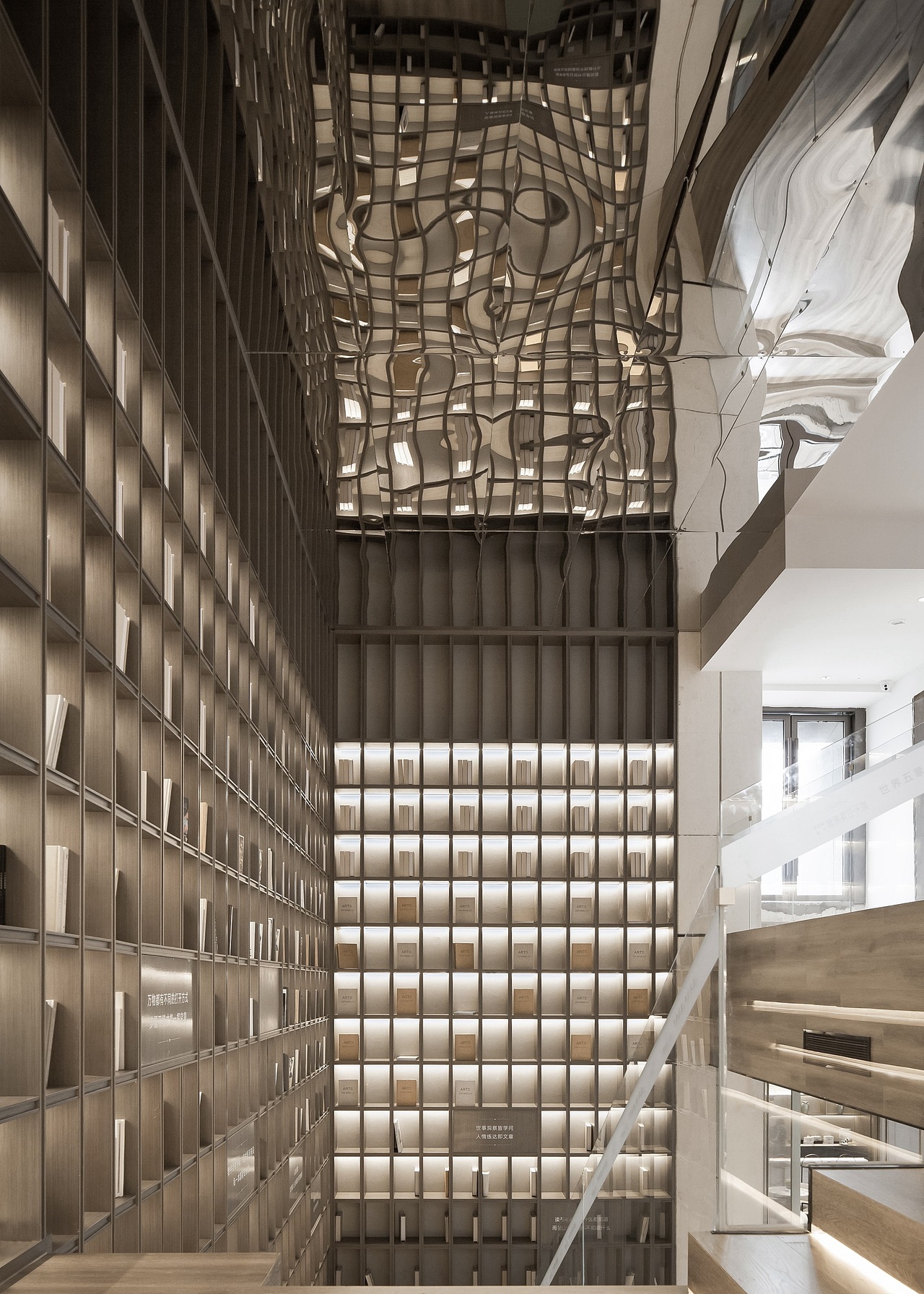 通过一种构造的内外界面的模糊与关联，将这一隅藏书阁松弛地放开，为来者营造了“到达感”与情绪转换的余地。空间模糊的“隐”，与微末的“现”，设计以不同视角的“打开”形式，为人们制造观看和感受的惊喜。并以延伸的书院姿态，将空间的内外贯通，形成对话。寻觅一处惬意的安静，阳光城檀映滨江天境在繁华与自然的随心切换，在灵动的山水与热闹的城市中沉淀时光，治愈心灵。