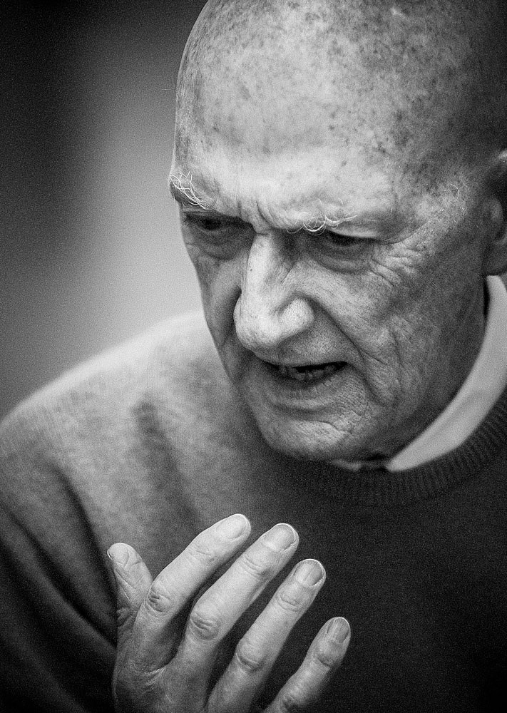 allen jones(艾伦·琼斯)生于1937年9月1日,是英国最有名的波谱艺术家