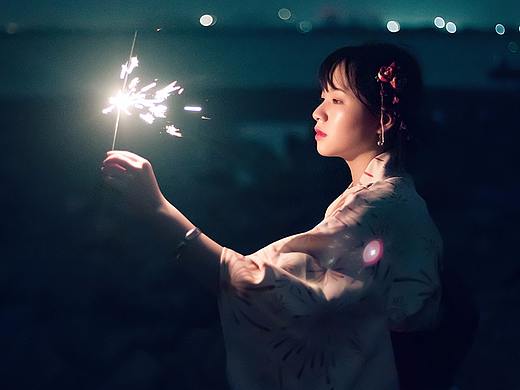 《和服人像夜景》
