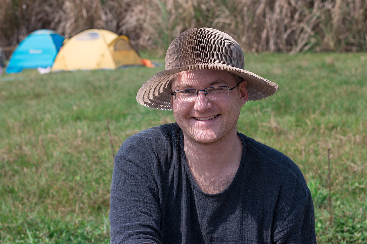 美国人,几乎从不拍照的他面对我的镜头突然眨了一下眼睛