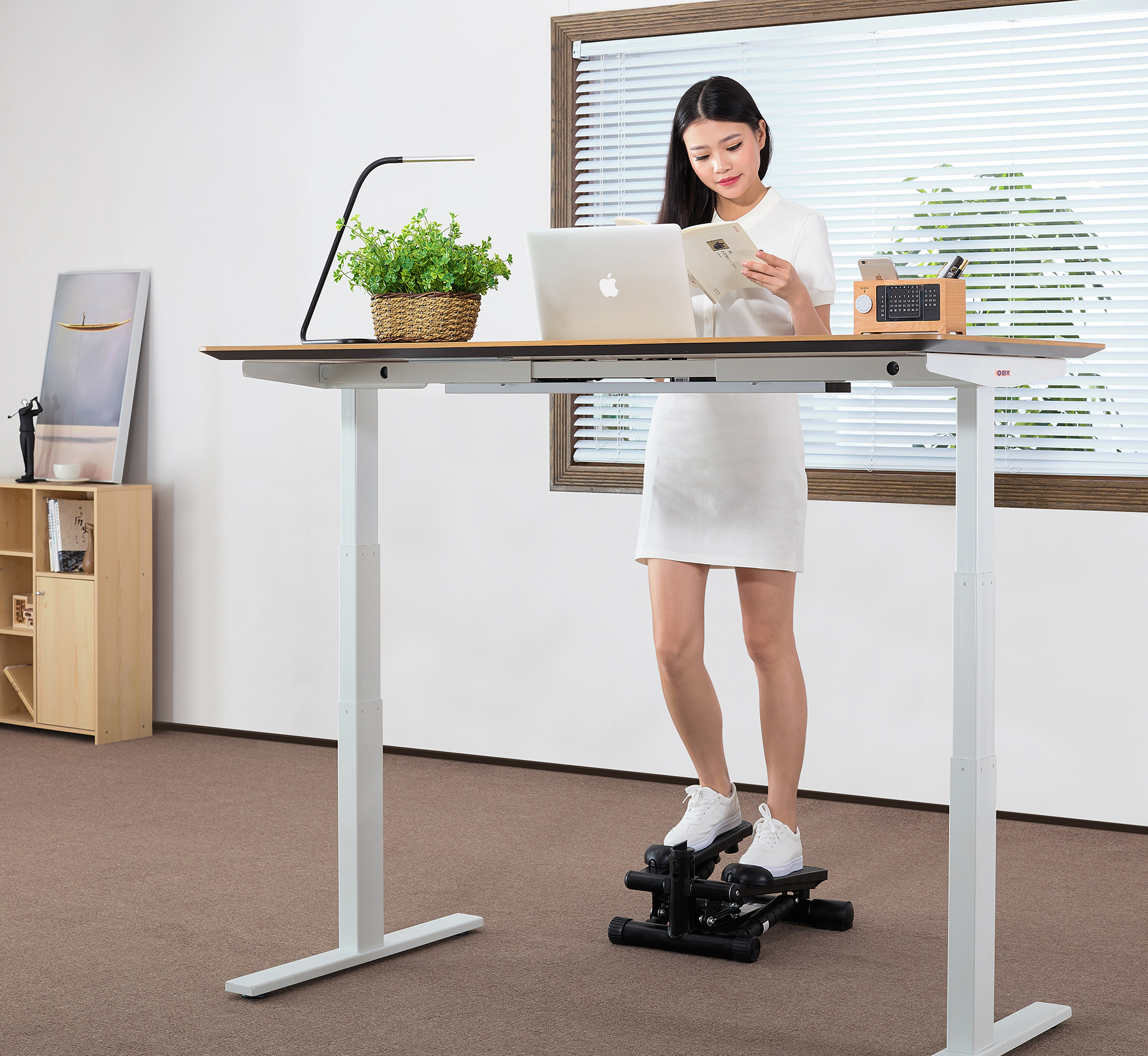 电动升降桌模特场景拍摄 办公书桌摄影 电脑台式桌拍照