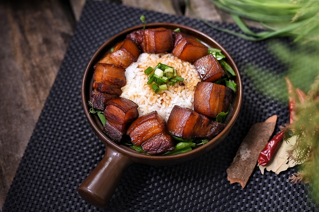 红烧肉砂锅饭