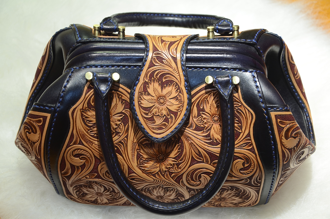 满雕唐草手挎包