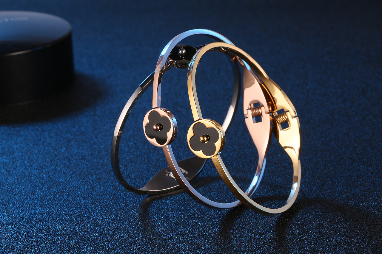 首饰戒指手镯黑色背景拍摄