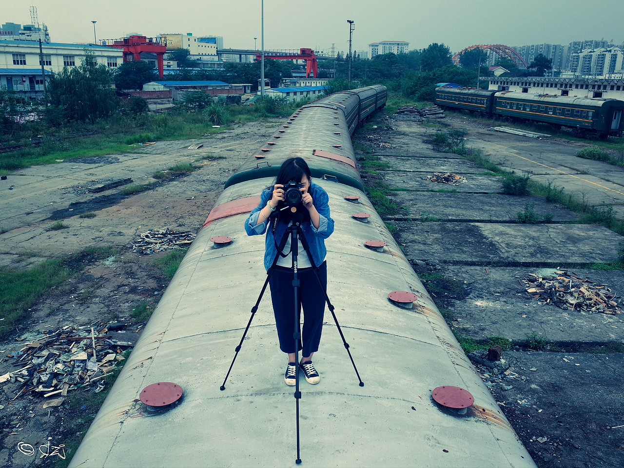 和朋友去废弃的火车站取景,站在火车上合影前。