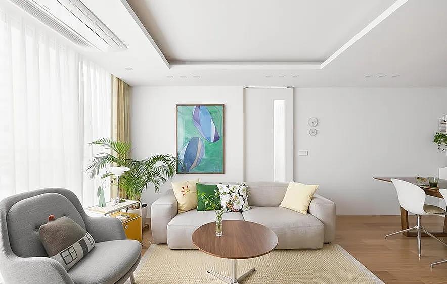 112㎡的三室两厅,以简单纯粹的白色和原木打底的空间