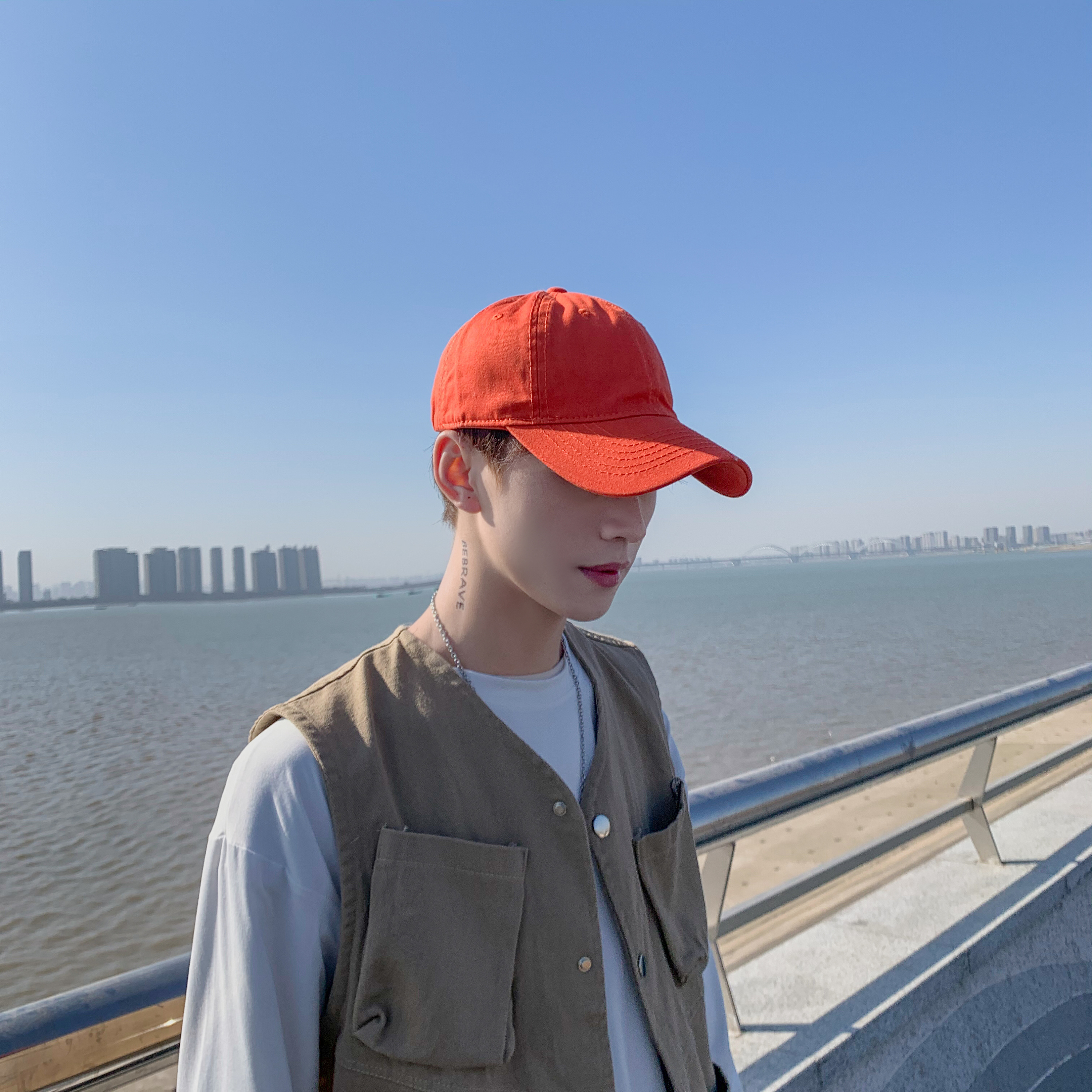 男女式帽子拍摄潮牌港风韩版鸭舌帽模特外景蓝天背景