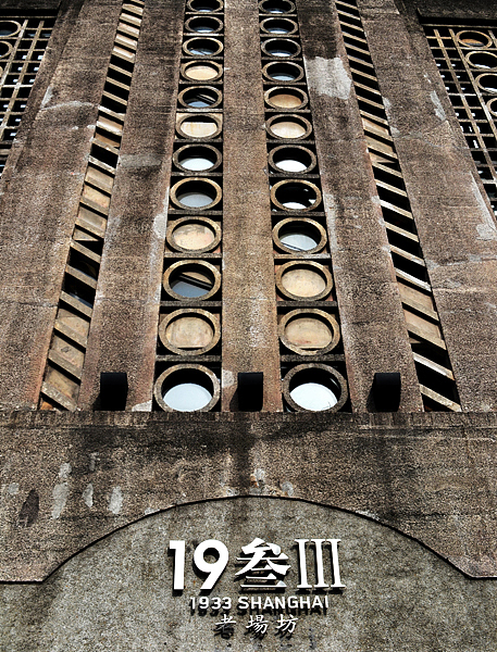 苦忆君家好巷坊,无多岁月已沧桑。
绿槐恰在朱栏外,应有浓阴覆旧房。