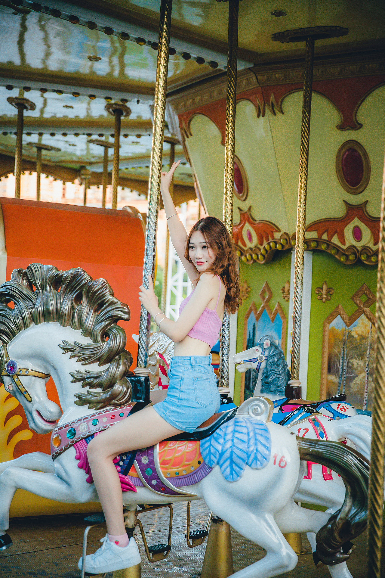 人像摄影:游乐场少女,阳光、草地、摩天轮、旋转木马