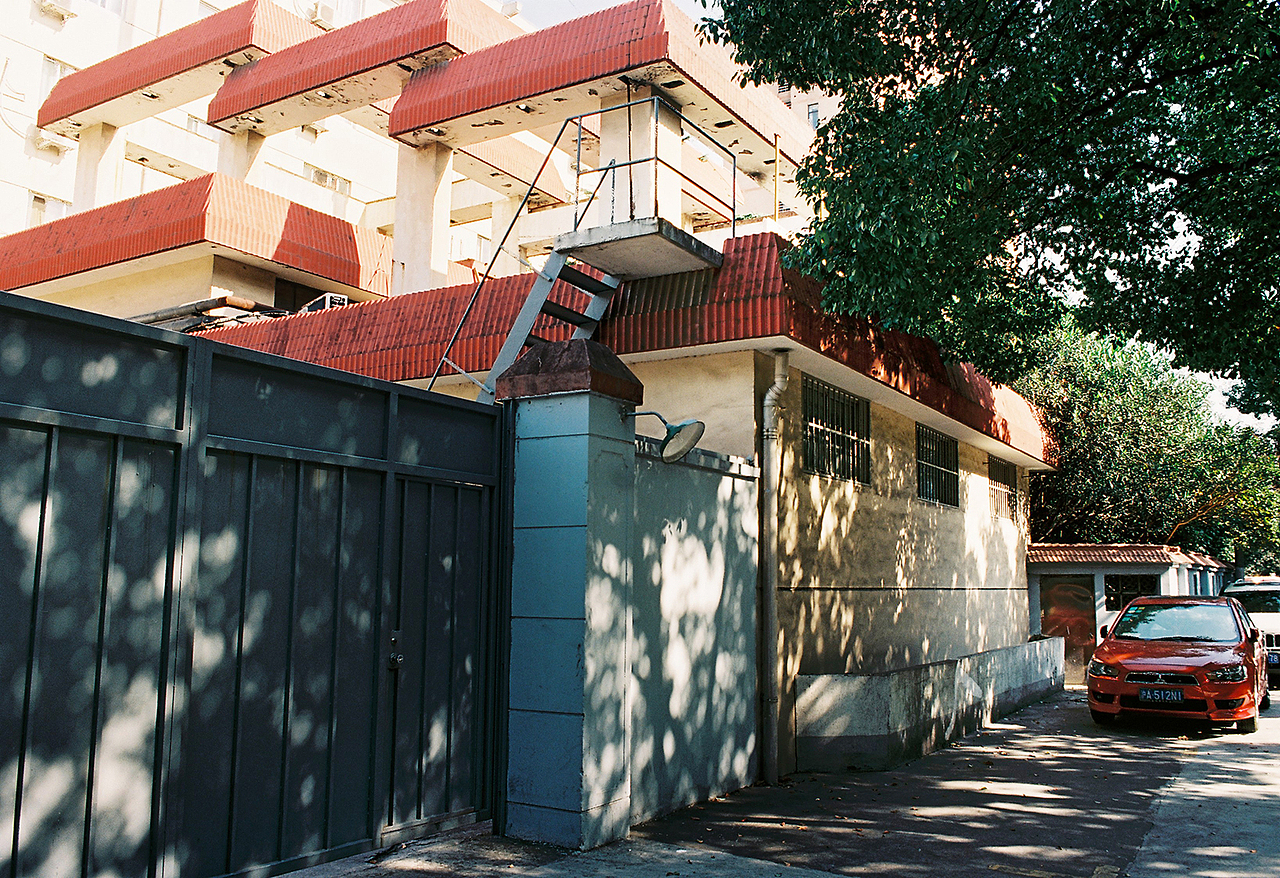 一台胶片机、一辆自行车