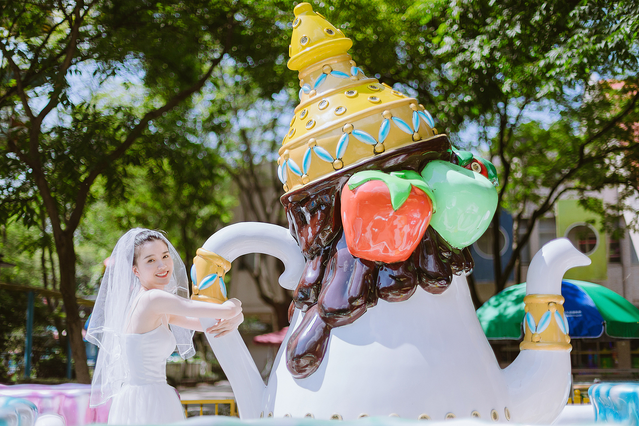 在夏天结束之前穿上小裙子拍照