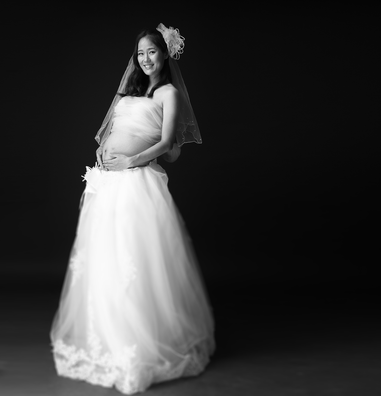孕妇照 黑白孕妇照 孕妇照团购 孕妇照白纱（图ZMTEwNzczMDU2） - 人像摄影 - 站酷设计师透明元素摄影原创素材 - 站酷ZCOOL