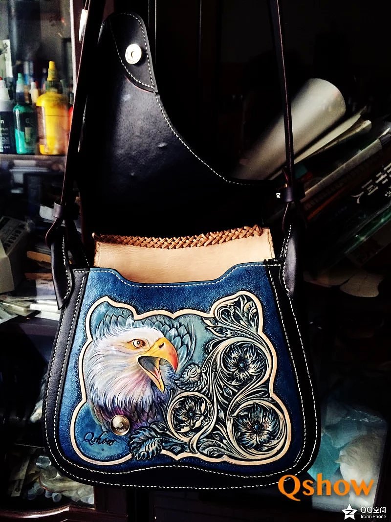 手工皮雕唐草马鞍包（图ZMzI3MTY2ODA=） - 工艺品设计 - 站酷设计师奇绣堂皮雕艺术原创素材 - 站酷ZCOOL