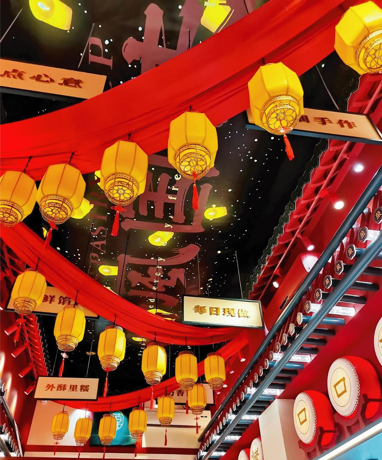 室内还原了盛唐时期华丽的宫廷 br>利用灯笼与红绸缎营造了一种唐宫