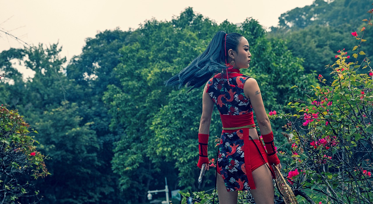 一匹黑马 丨 性感侠女