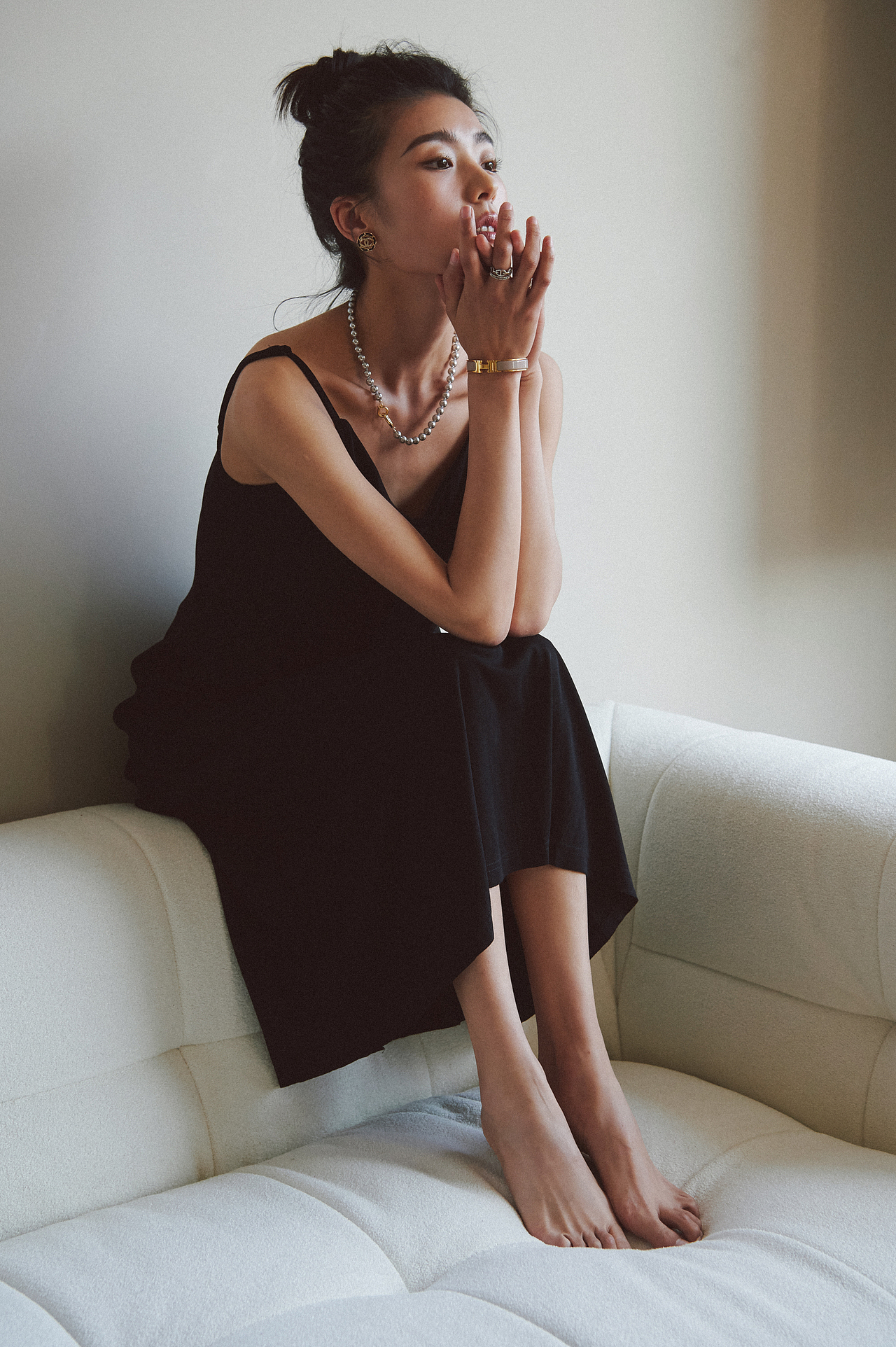 黑色礼服与首饰