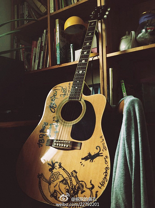 吉他上的涂鸦（图ZMTI4NDAwNDQ=） - 新锐潮流插画 - 站酷设计师招灰的鼻孔原创素材 - 站酷ZCOOL