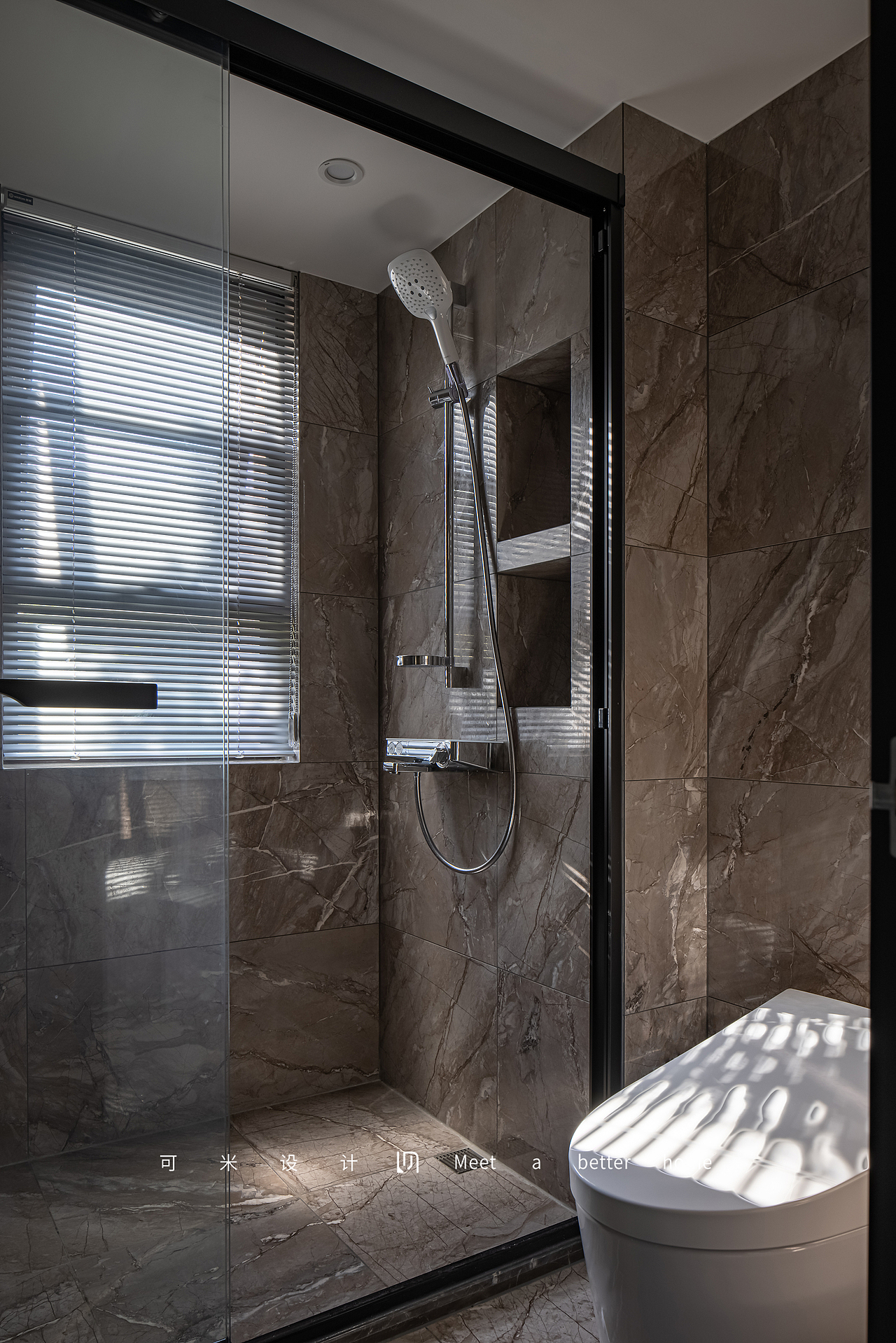 卫生间在简洁的基础之上完善布局与设计，保证它的实用干爽，便于清洁。铺满渐变纹理的咖色瓷砖，使得空间温暖又高级。