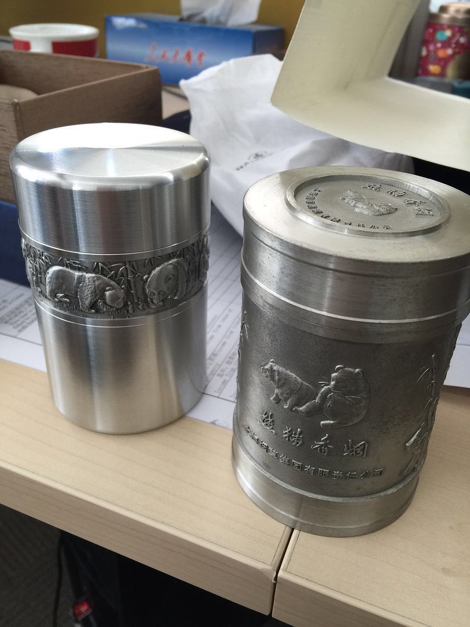 "熊猫香烟"锡罐和水晶球