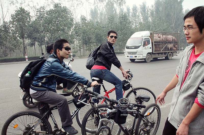 在路上,一路很艰难 我们没有一个人说过放弃